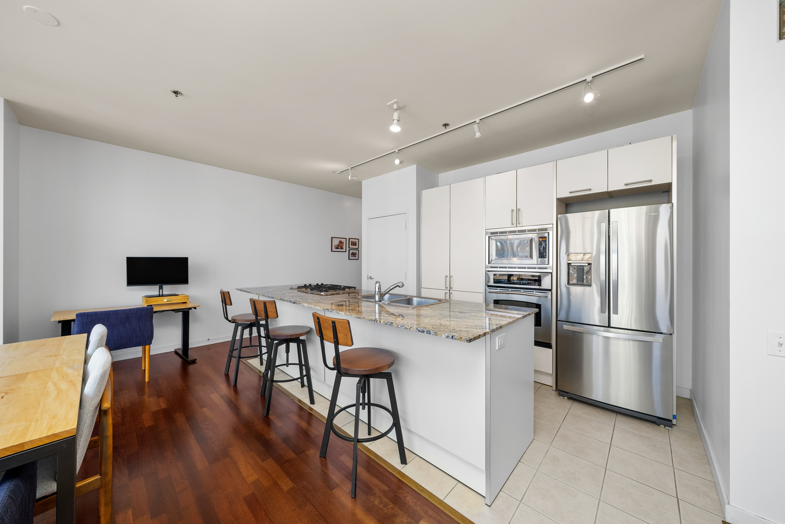 653 N Kingsbury Street Unit: 1006