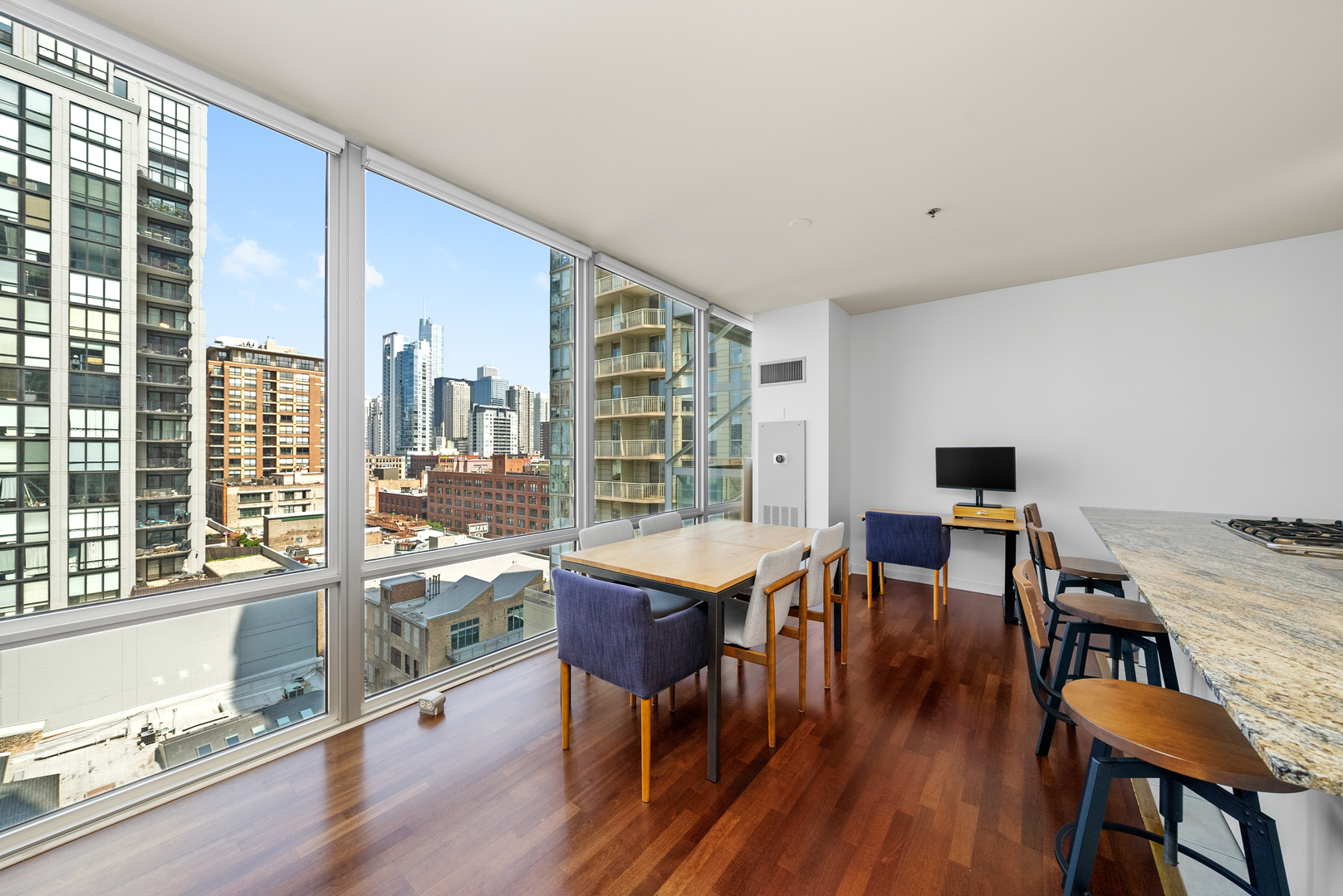 653 N Kingsbury Street Unit: 1006