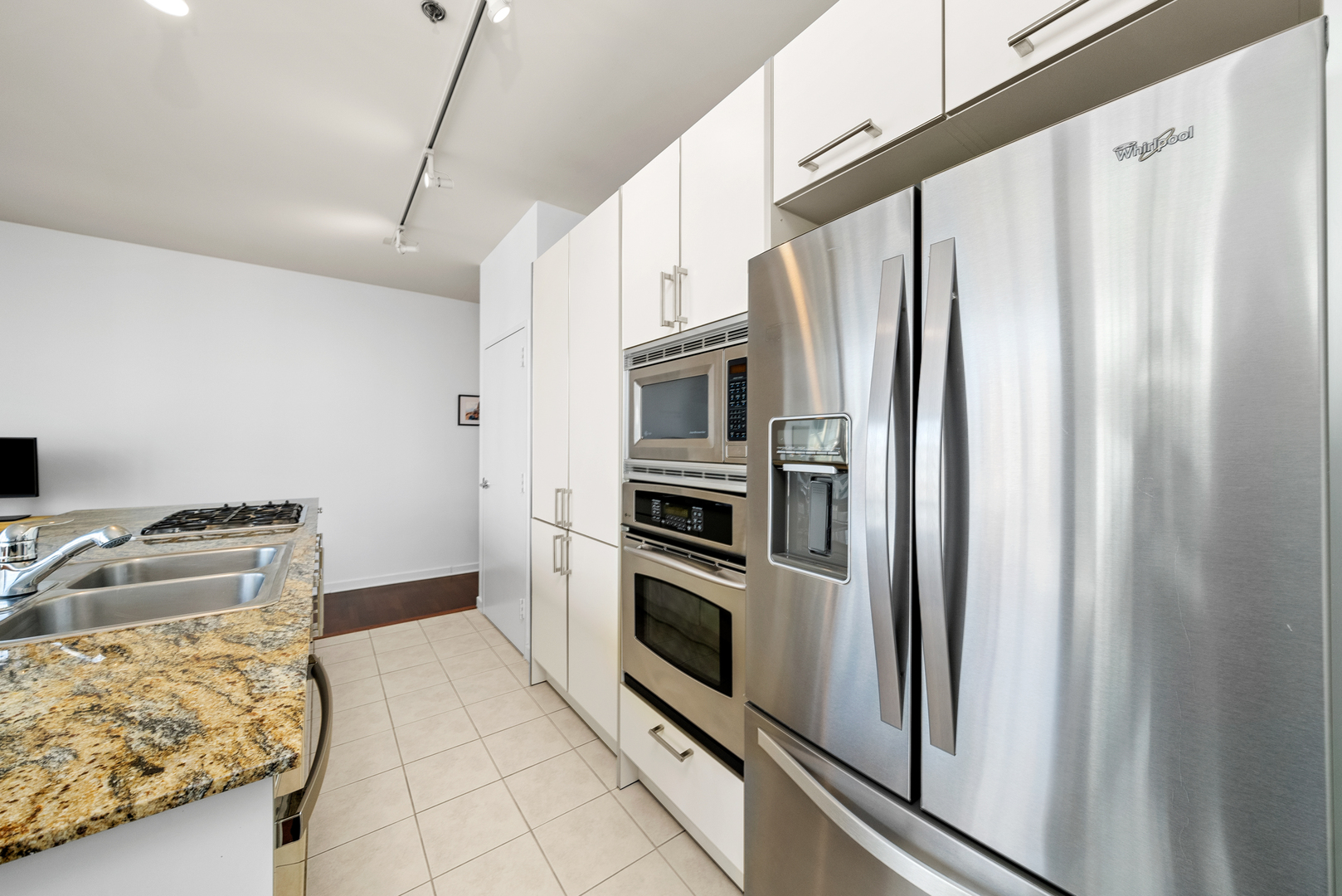 653 N Kingsbury Street Unit: 1006