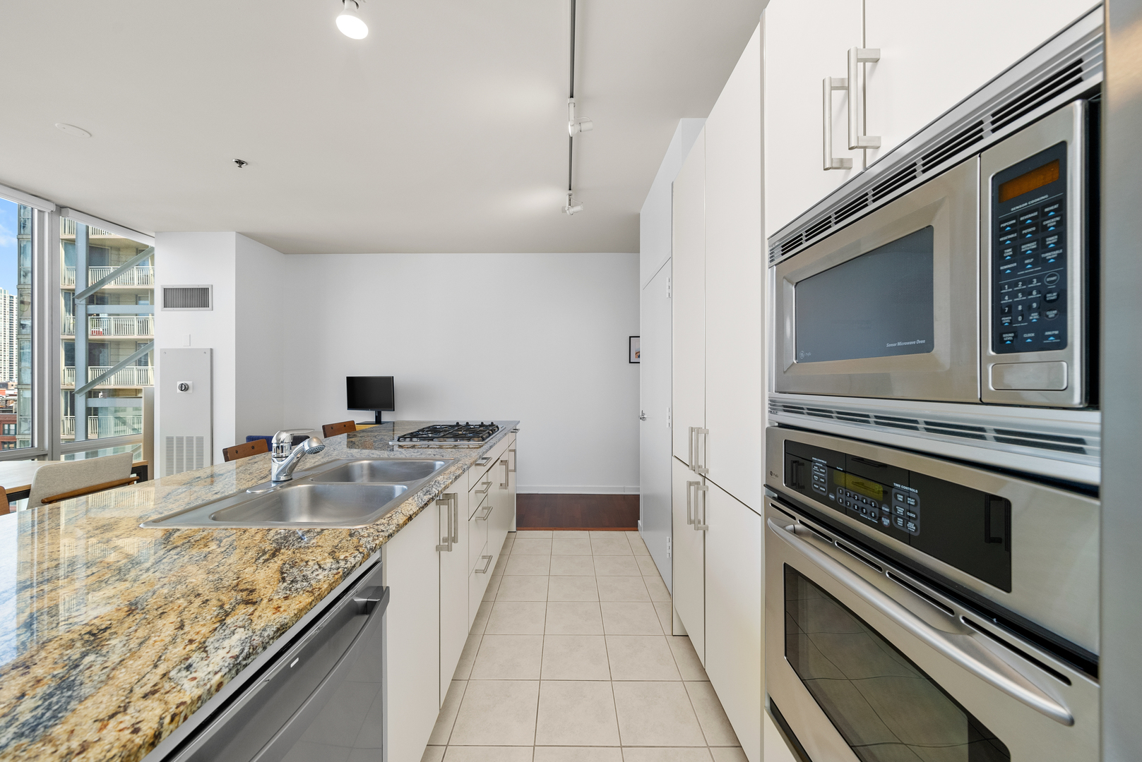 653 N Kingsbury Street Unit: 1006