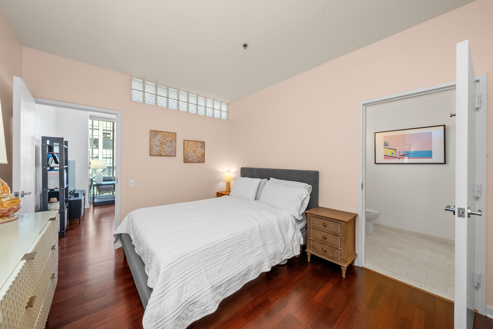 653 N Kingsbury Street Unit: 1006