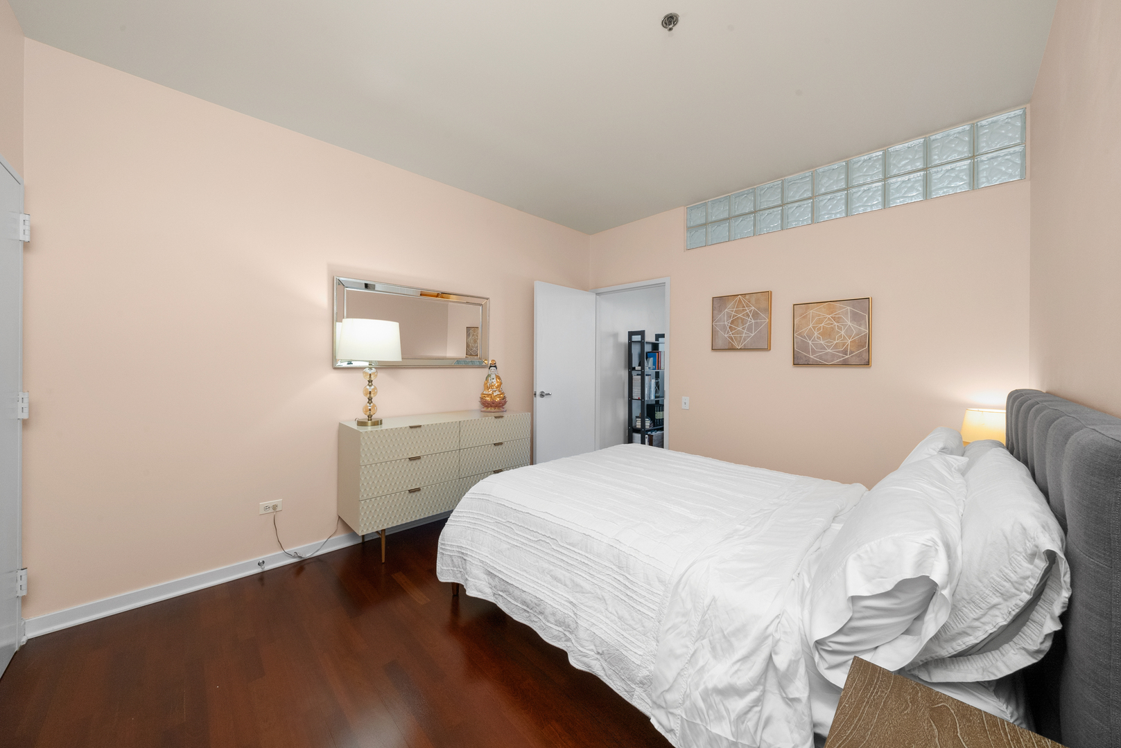 653 N Kingsbury Street Unit: 1006