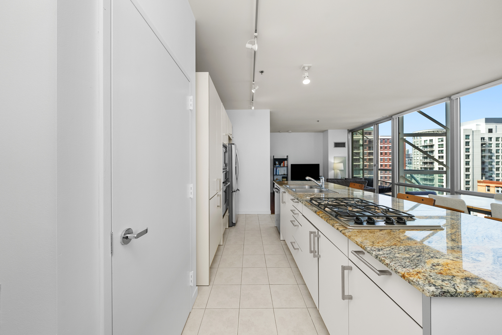 653 N Kingsbury Street Unit: 1006