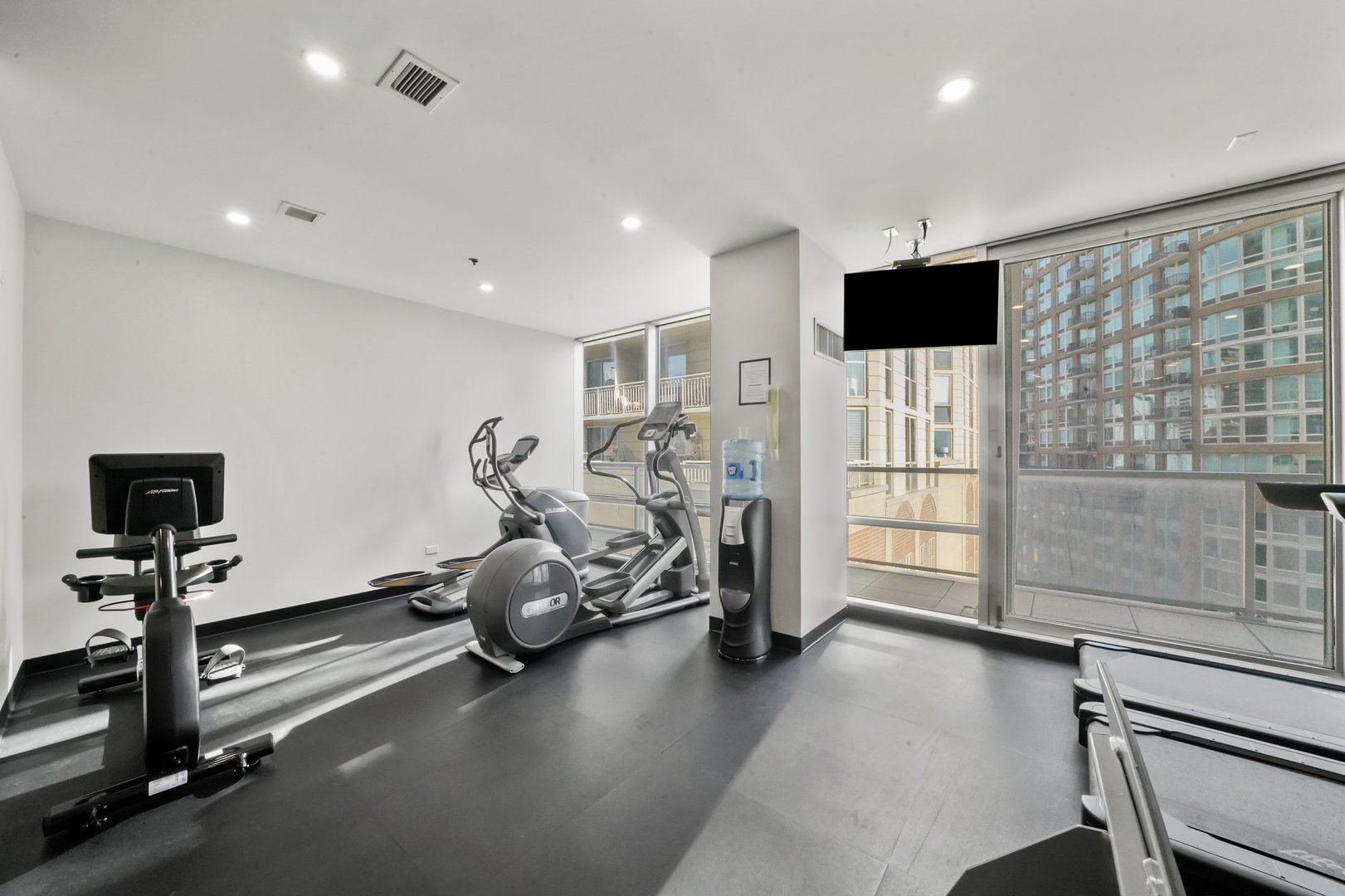 653 N Kingsbury Street Unit: 1006