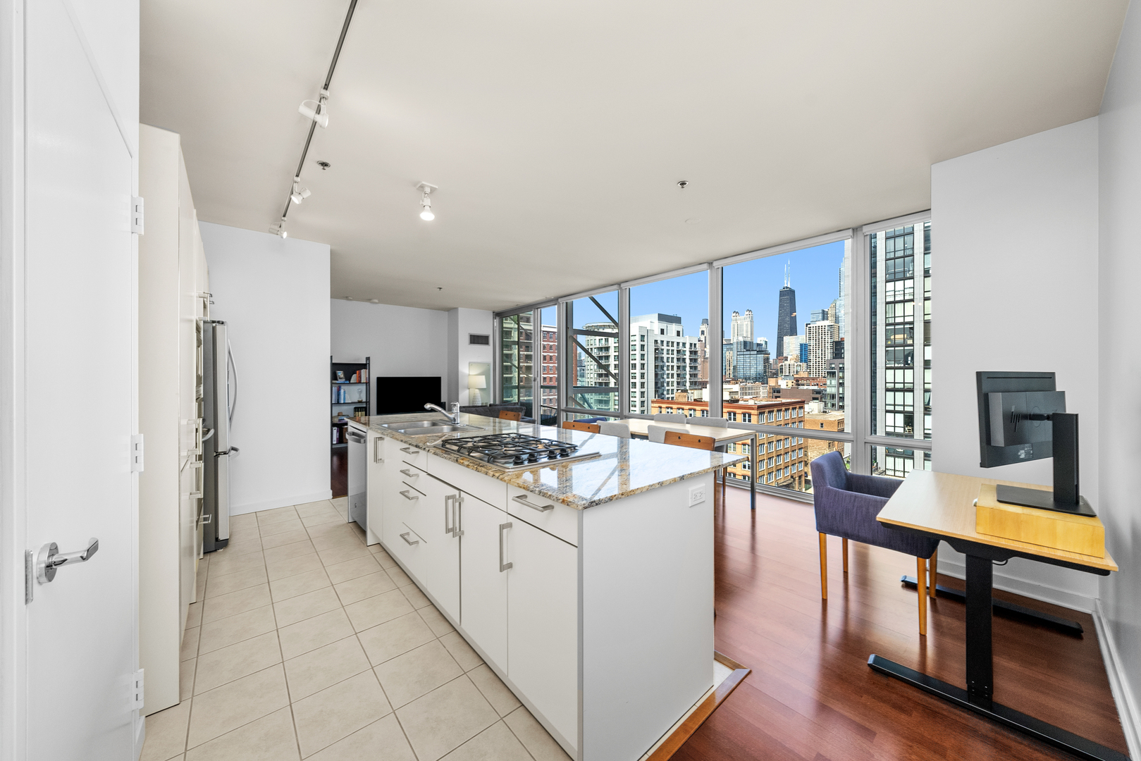 653 N Kingsbury Street Unit: 1006