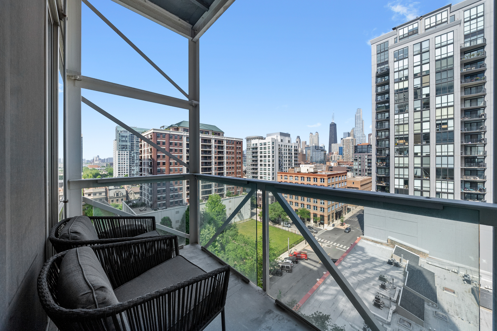 653 N Kingsbury Street Unit: 1006