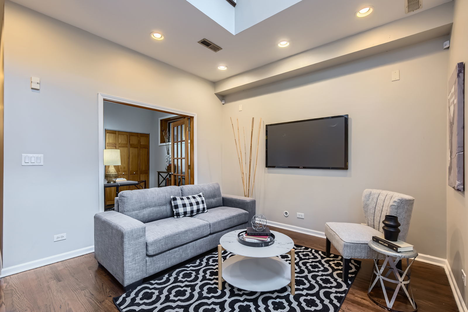 1622 W Ontario Street Unit: 1E