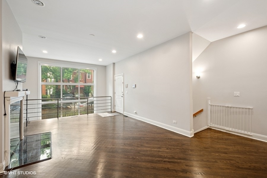 1015 N PAULINA Street Unit: 1