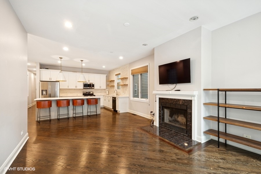 1015 N PAULINA Street Unit: 1