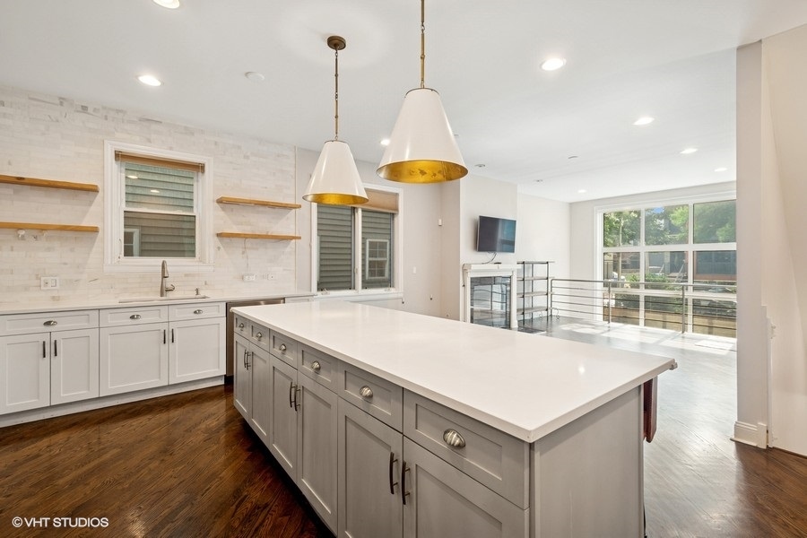 1015 N PAULINA Street Unit: 1