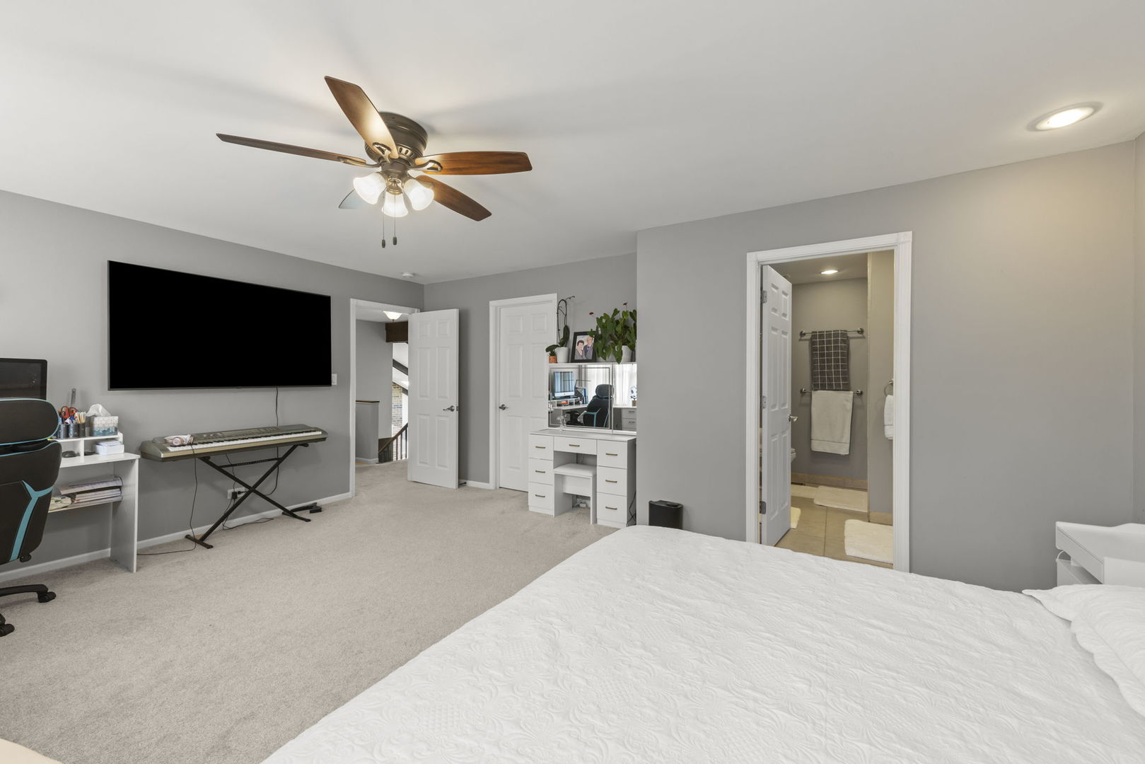 1042 N Thackeray Drive