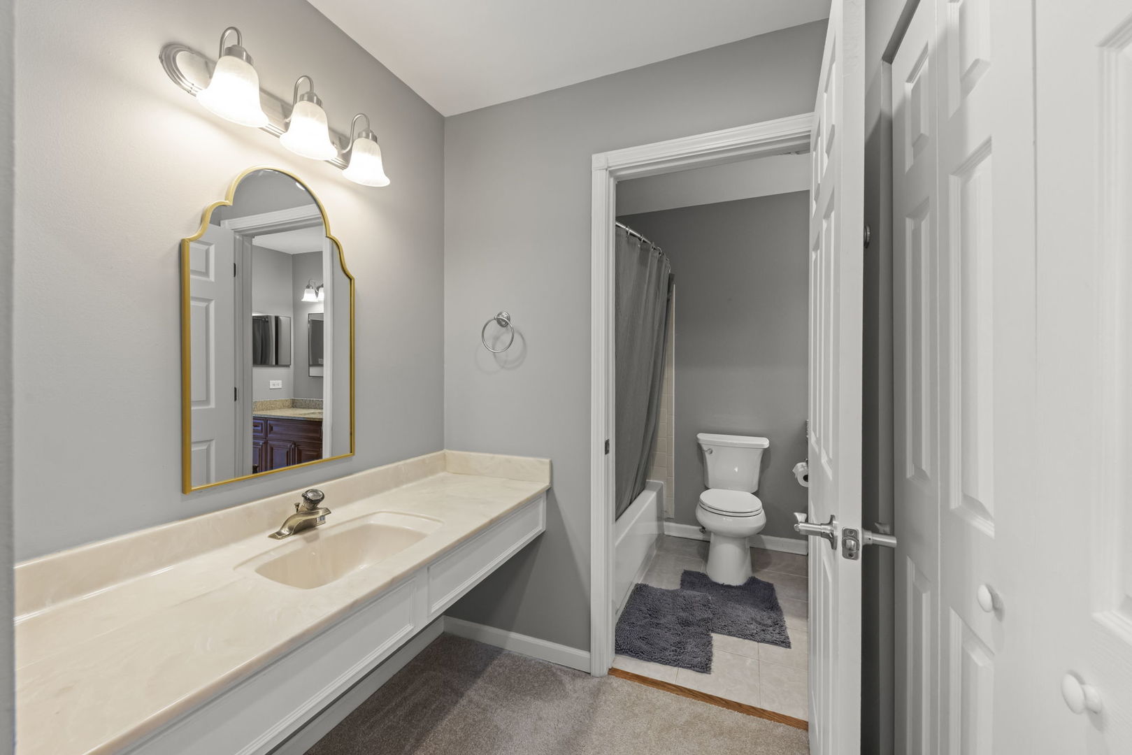 1042 N Thackeray Drive