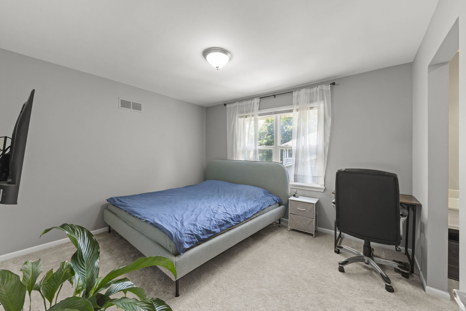 1042 N Thackeray Drive