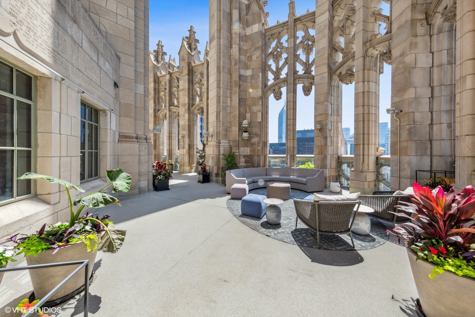 435 N Michigan Avenue Unit: 2004