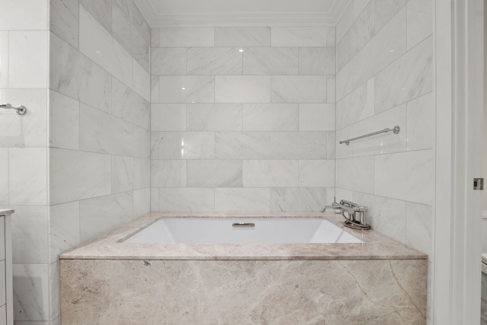 435 N Michigan Avenue Unit: 2004