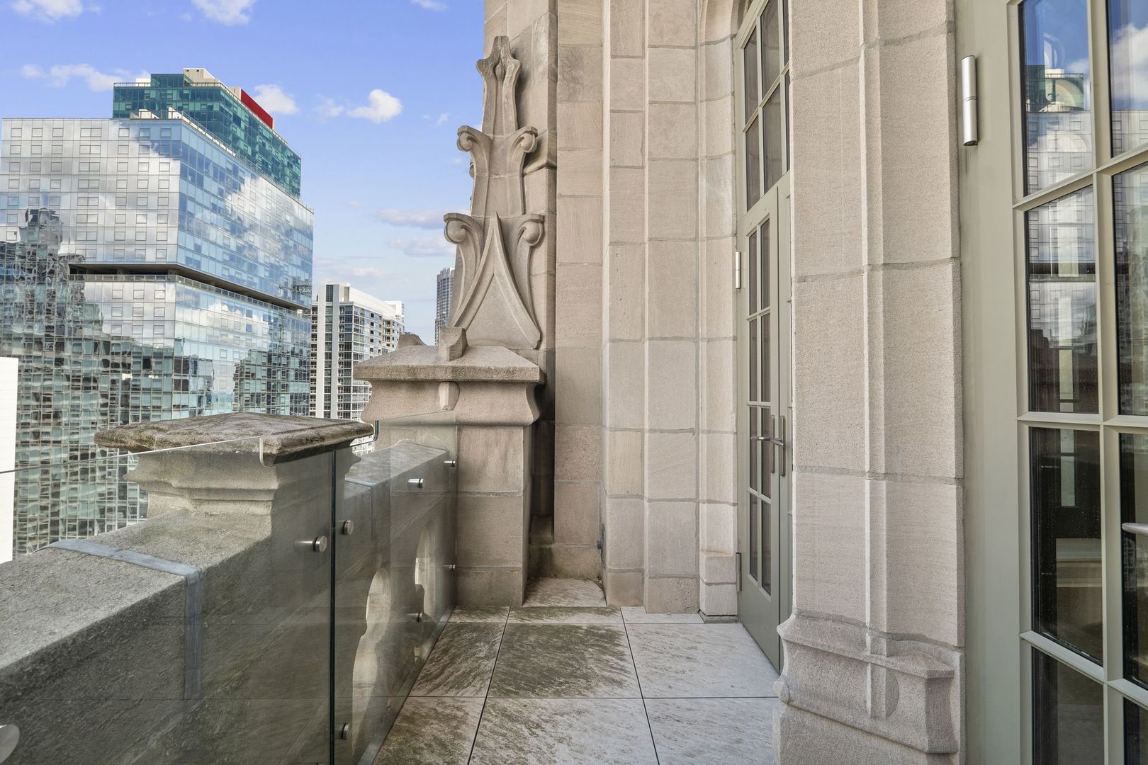 435 N Michigan Avenue Unit: 2004