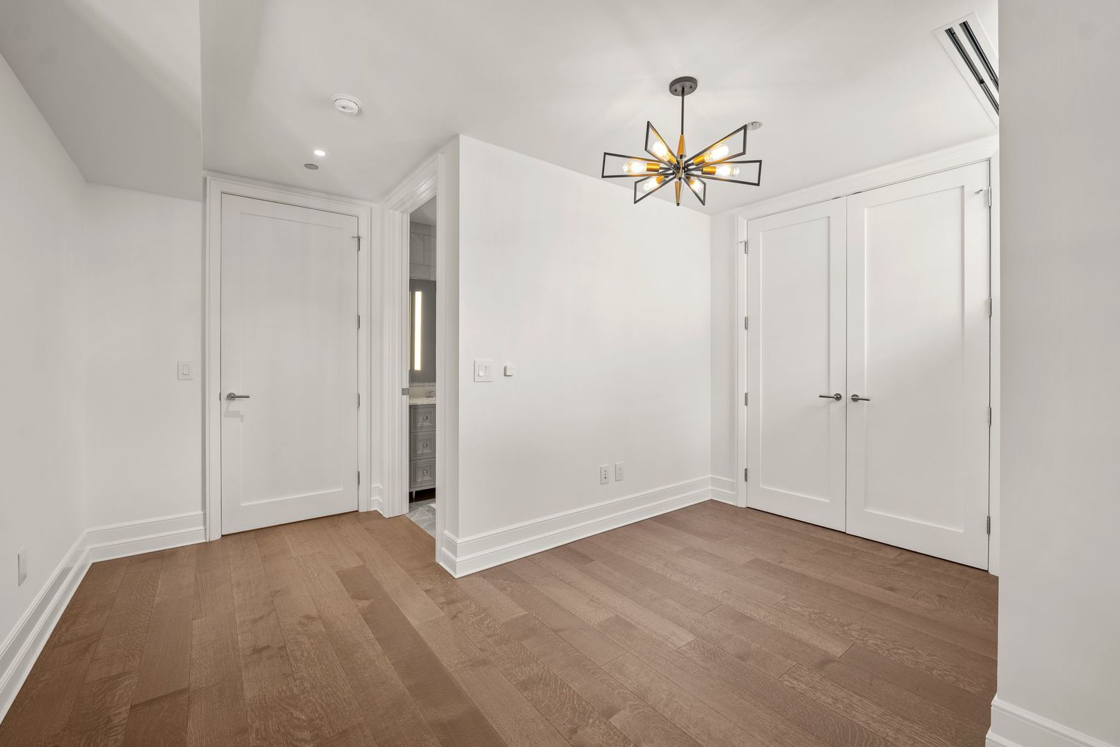 435 N Michigan Avenue Unit: 2004