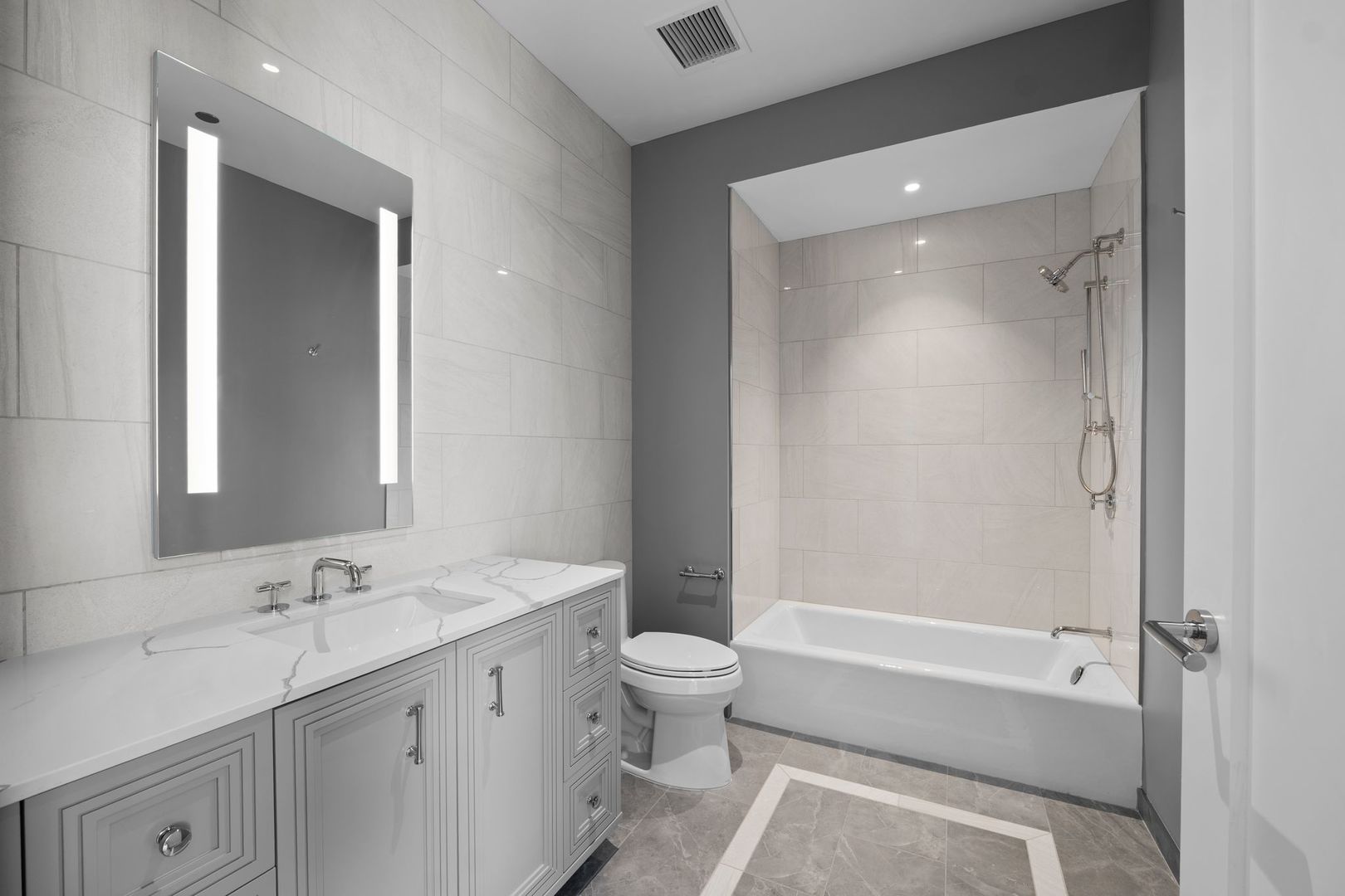 435 N Michigan Avenue Unit: 2004