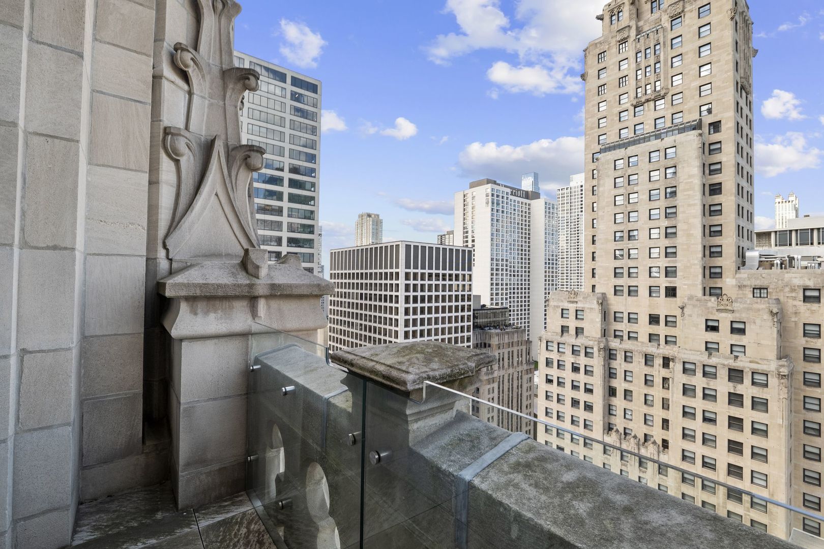 435 N Michigan Avenue Unit: 2004