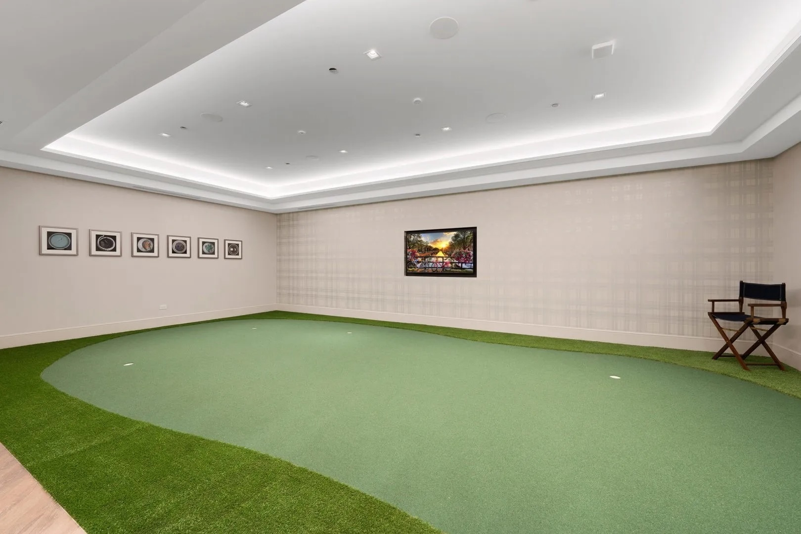 435 N Michigan Avenue Unit: 2004