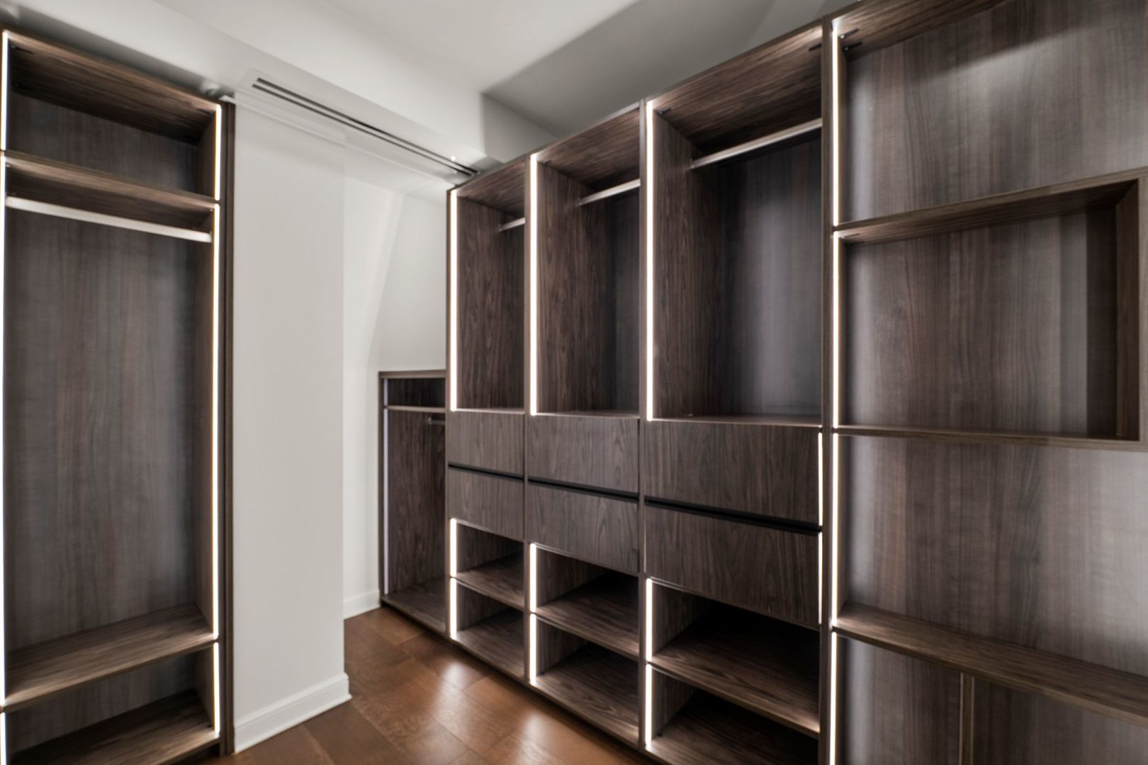 435 N Michigan Avenue Unit: 2004