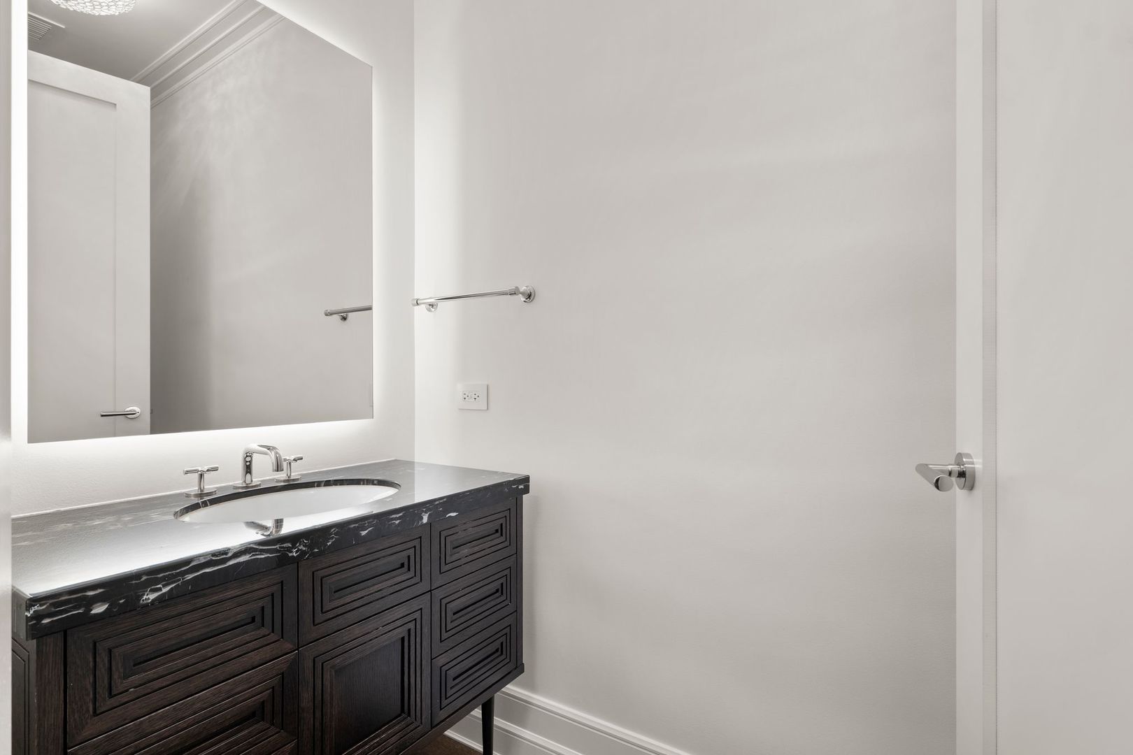 435 N Michigan Avenue Unit: 2004