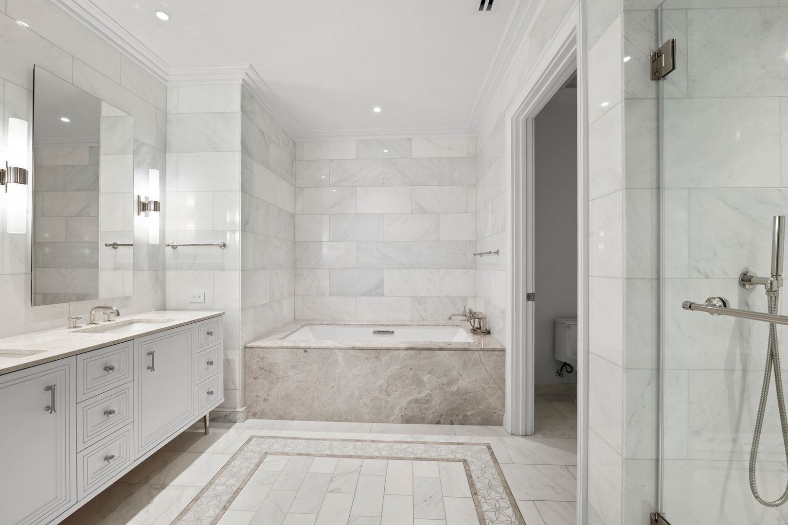 435 N Michigan Avenue Unit: 2004