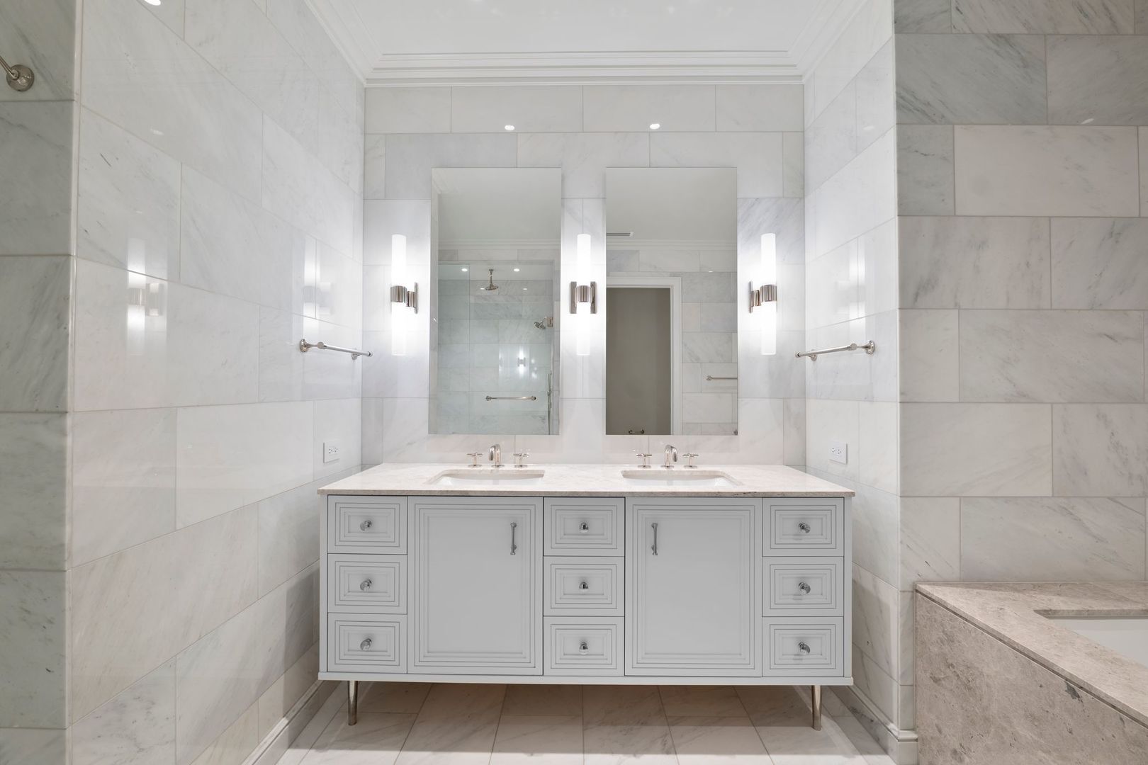 435 N Michigan Avenue Unit: 2004