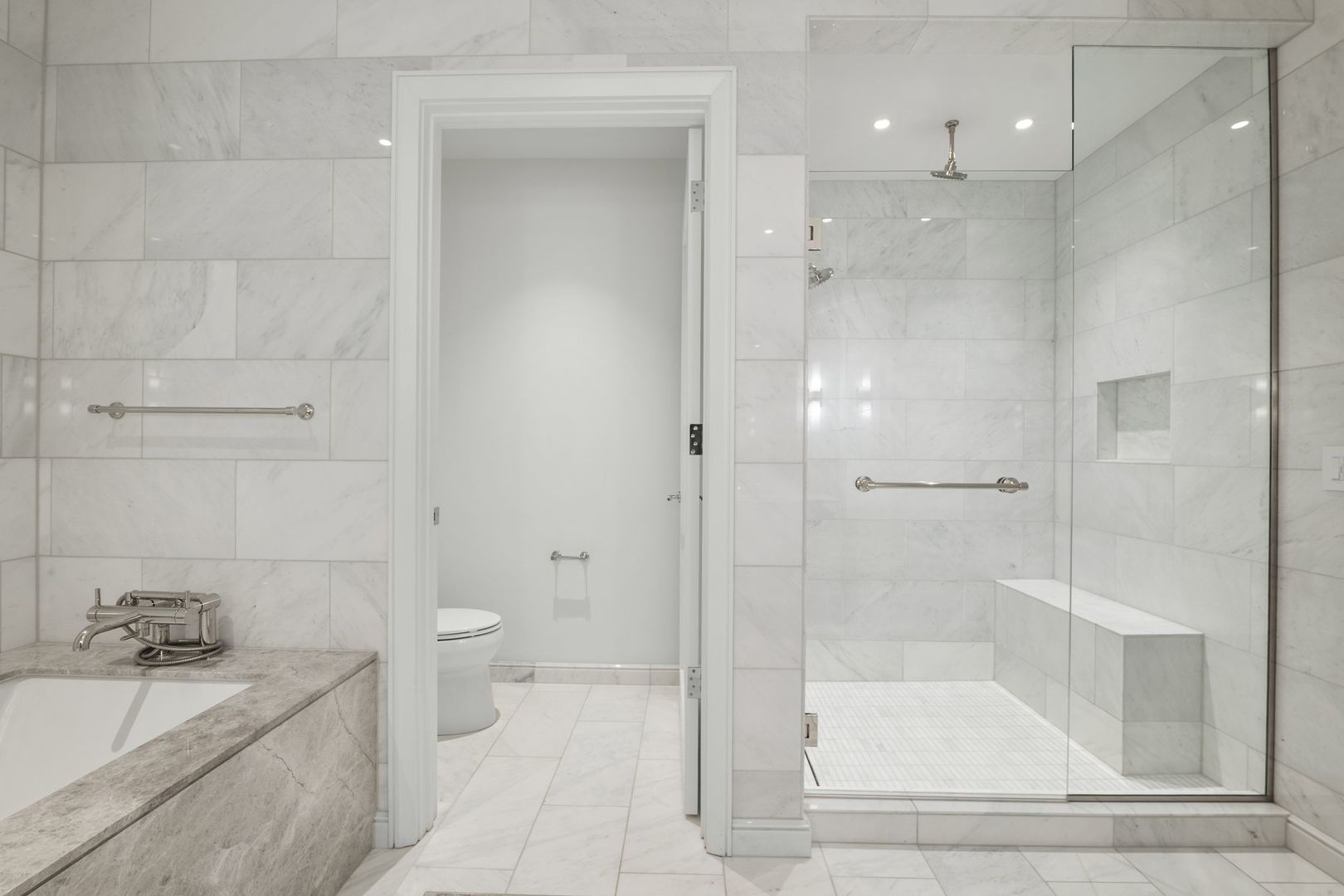 435 N Michigan Avenue Unit: 2004