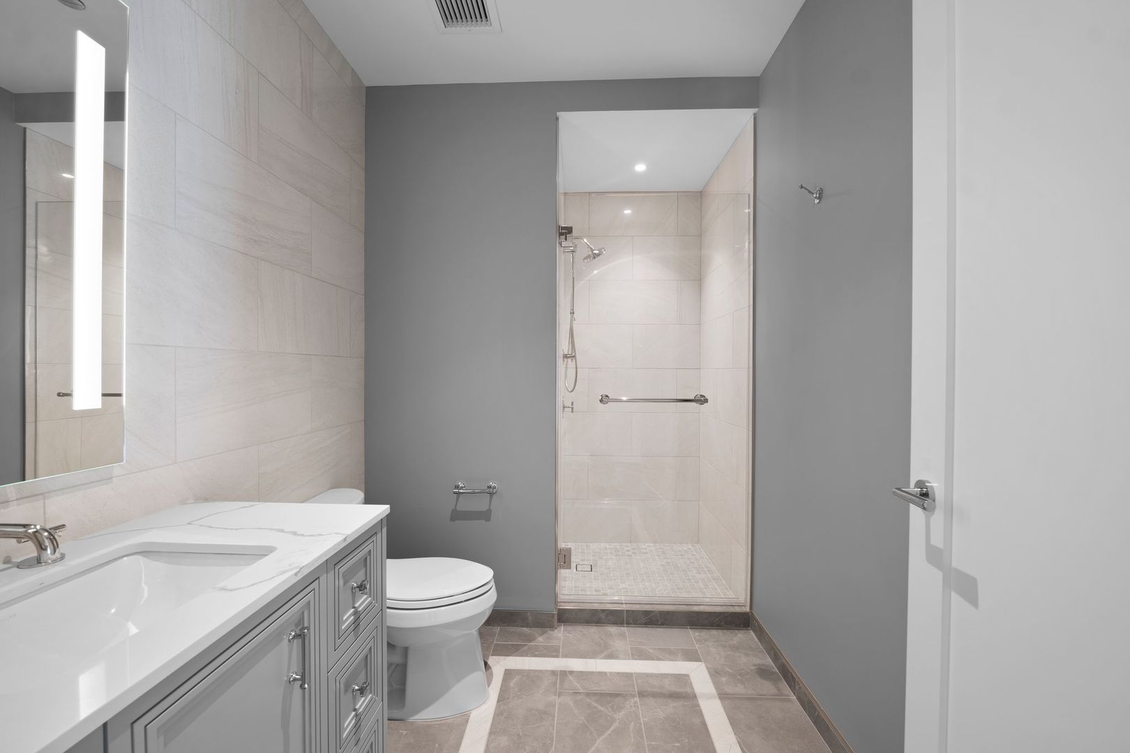 435 N Michigan Avenue Unit: 2004