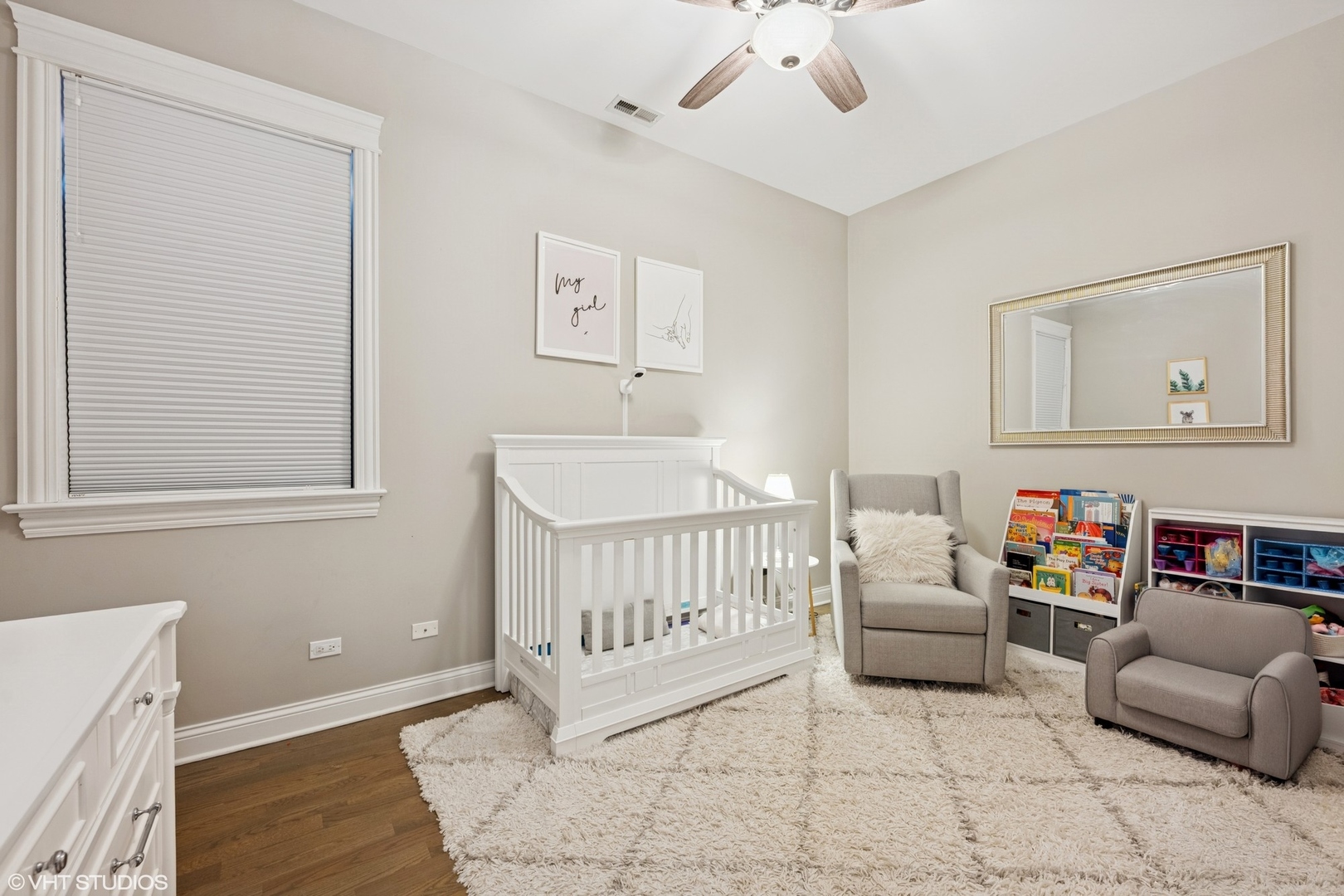 3203 N OAKLEY Avenue Unit: 401