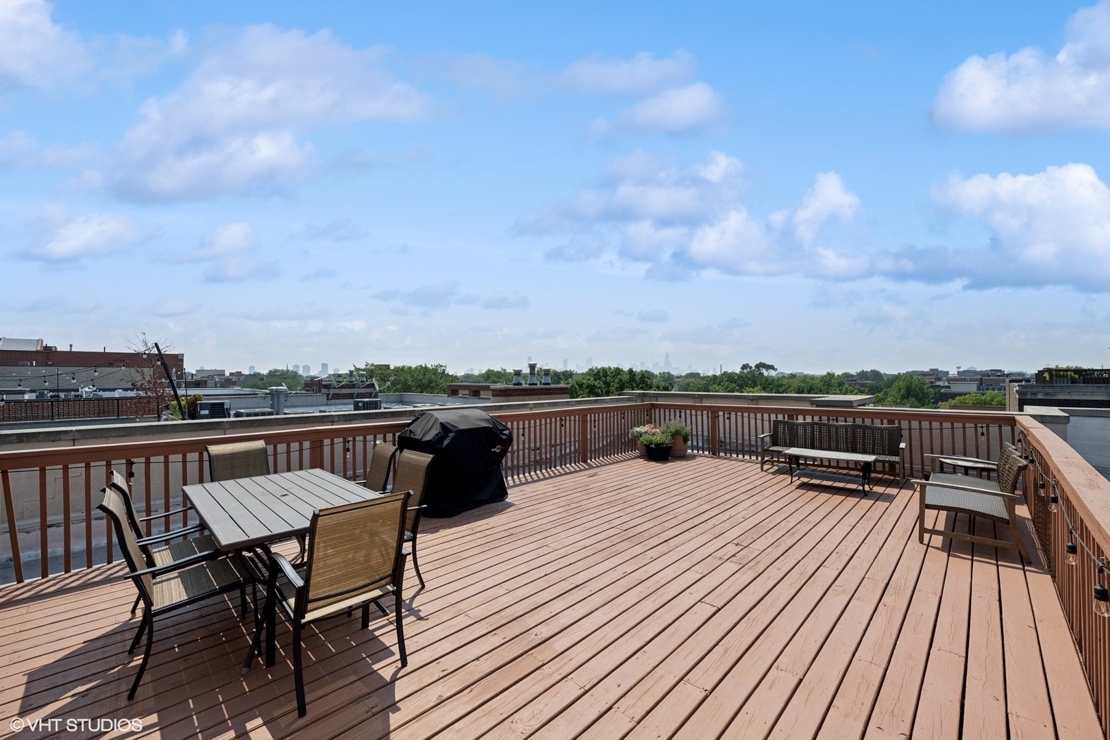 3203 N OAKLEY Avenue Unit: 401