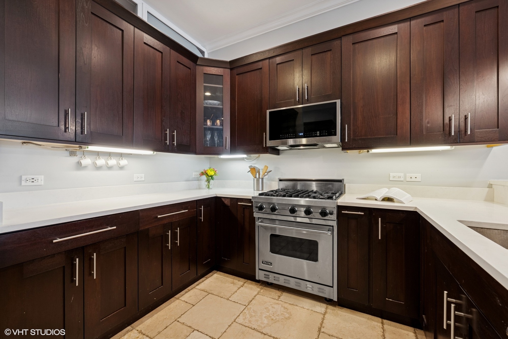 3203 N OAKLEY Avenue Unit: 401