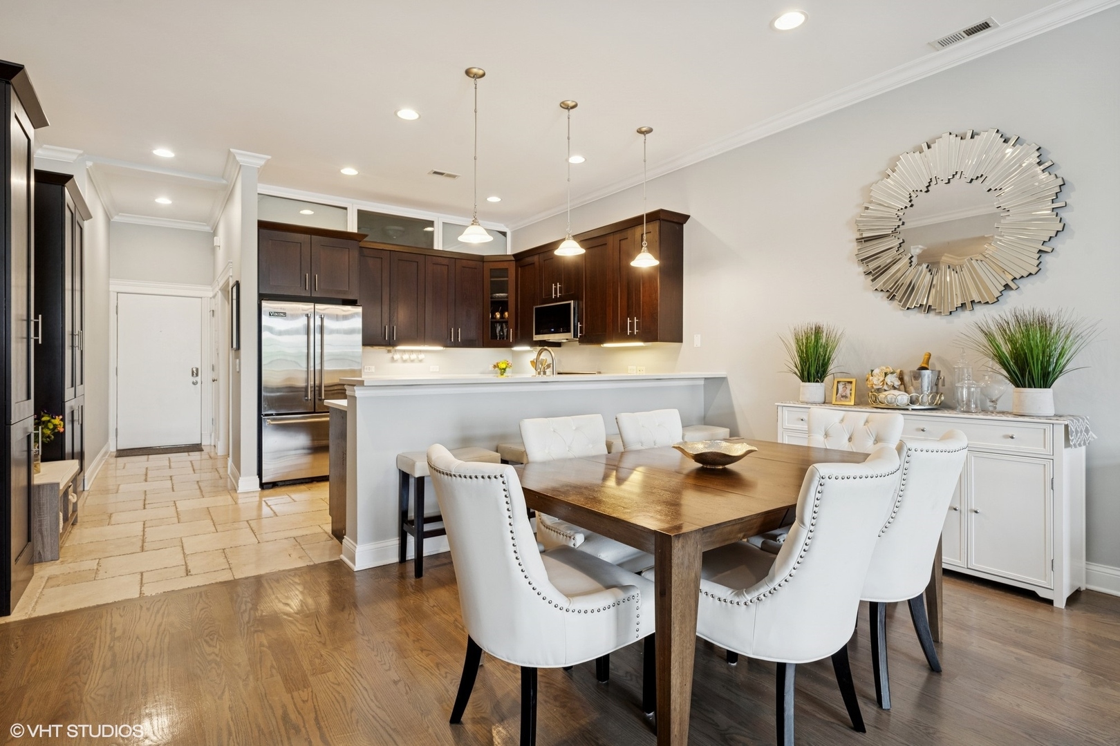 3203 N OAKLEY Avenue Unit: 401