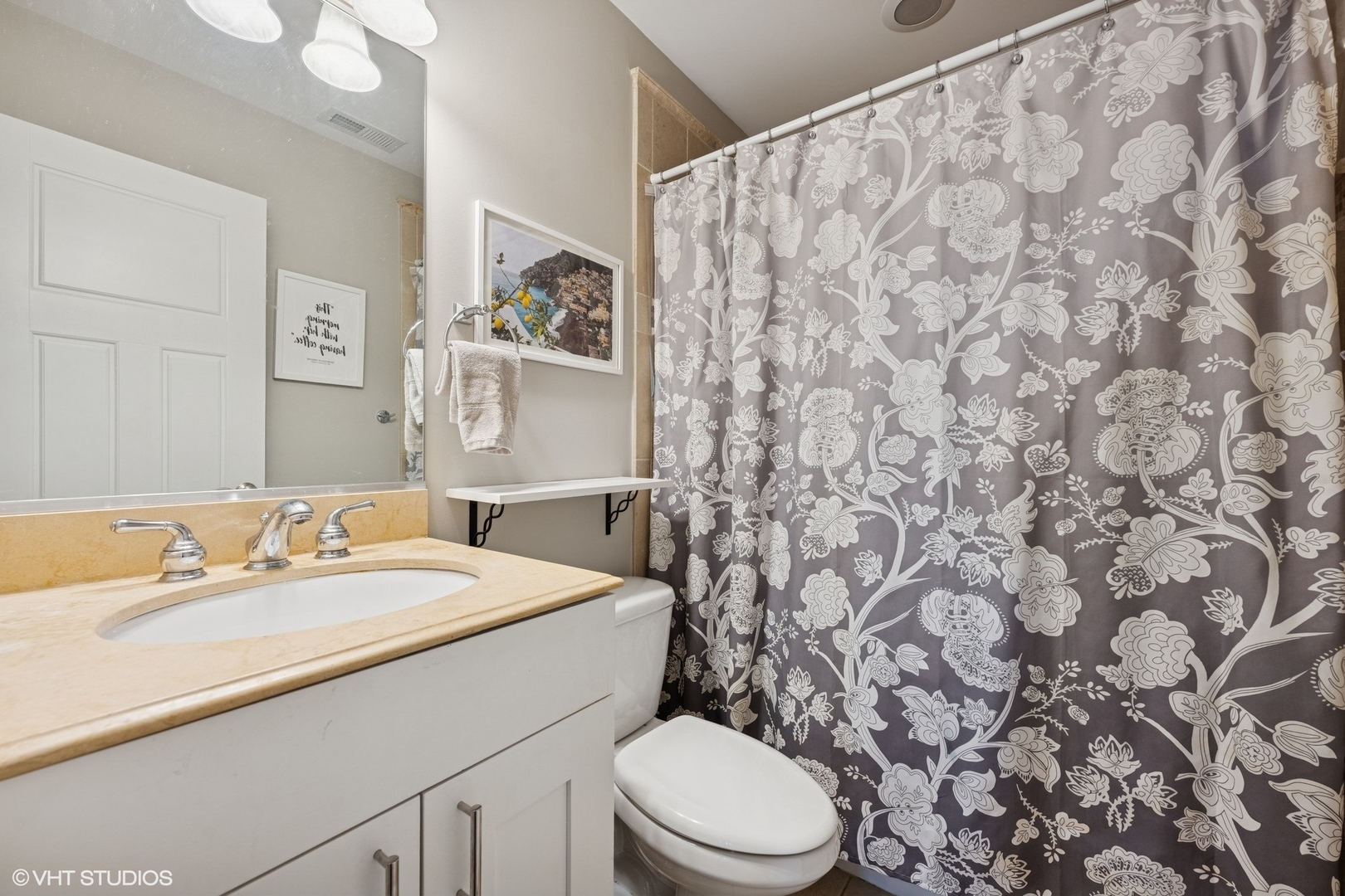 3203 N OAKLEY Avenue Unit: 401