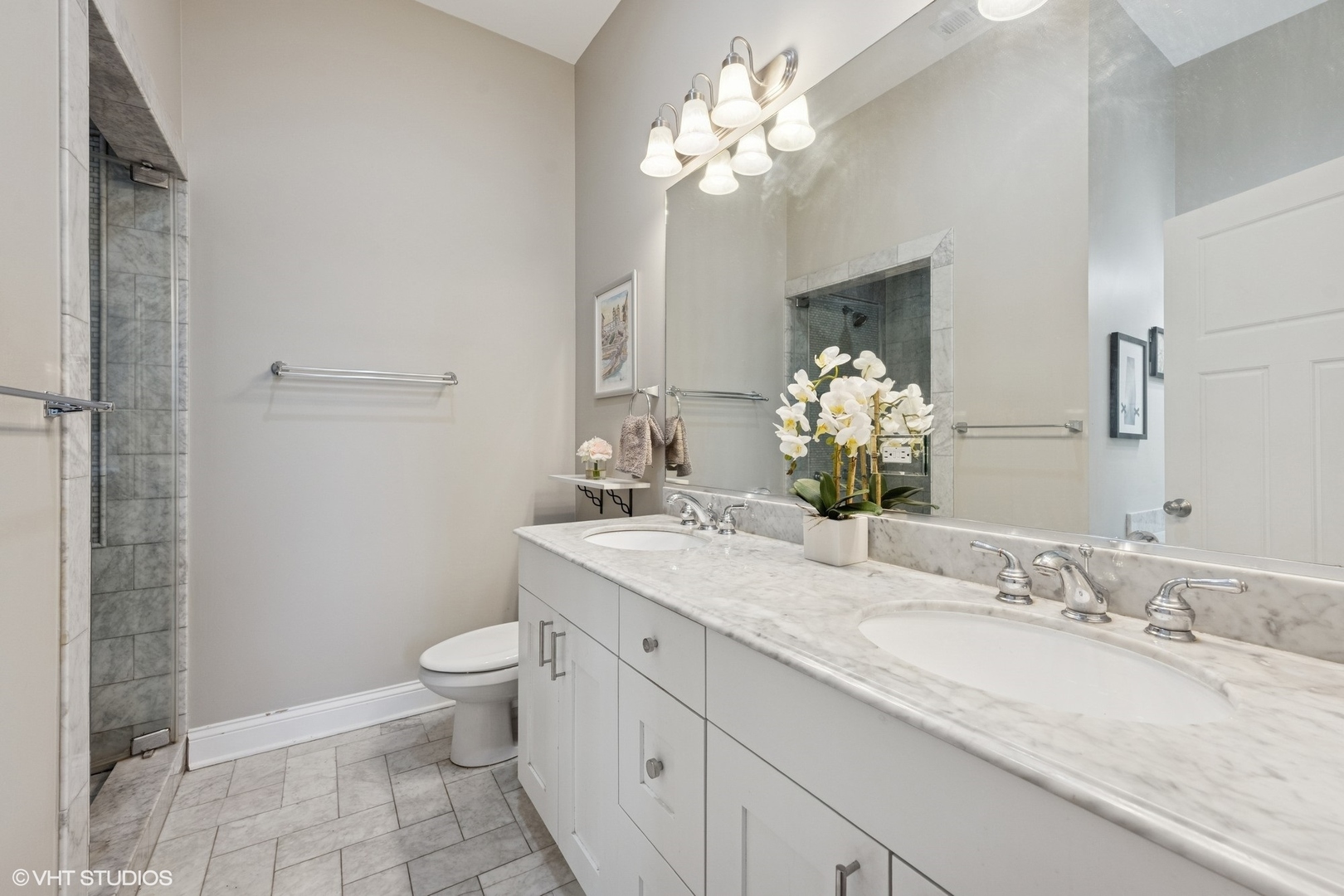 3203 N OAKLEY Avenue Unit: 401