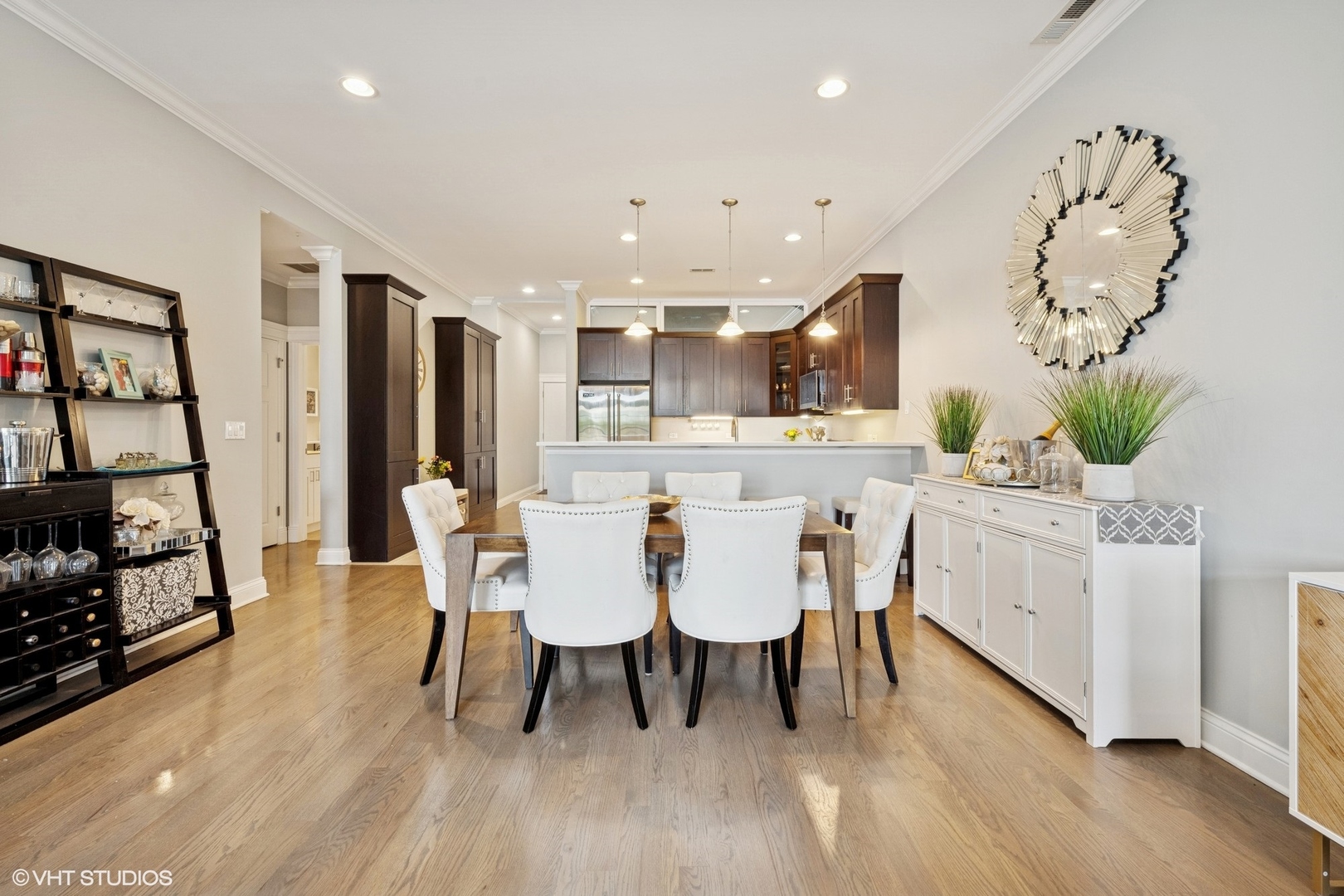 3203 N OAKLEY Avenue Unit: 401