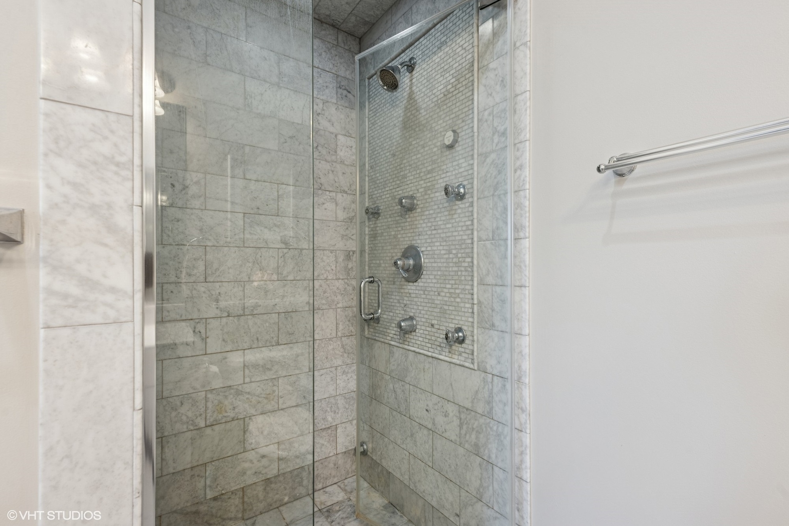 3203 N OAKLEY Avenue Unit: 401