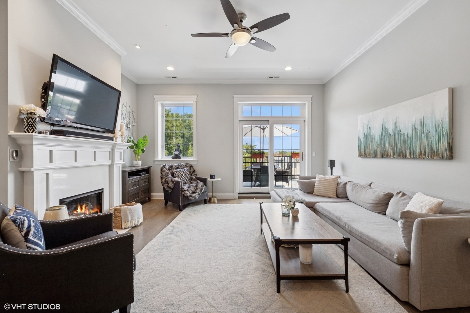 3203 N OAKLEY Avenue Unit: 401