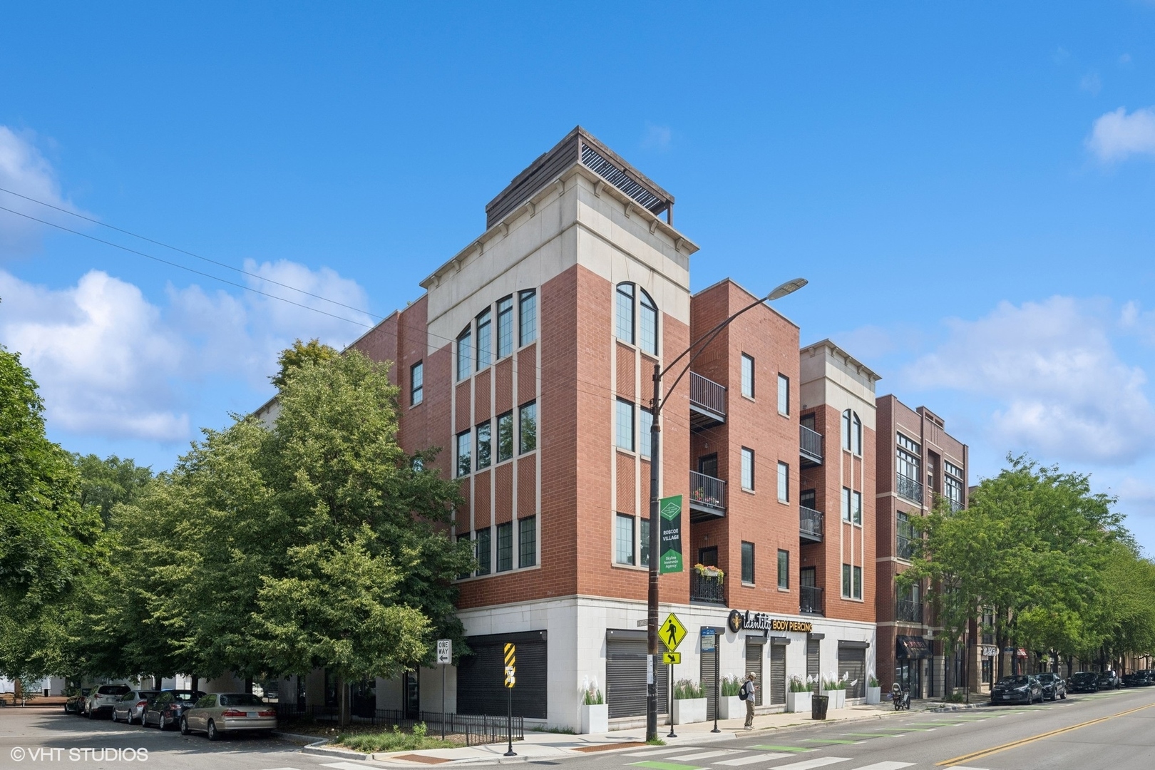 3203 N OAKLEY Avenue Unit: 401