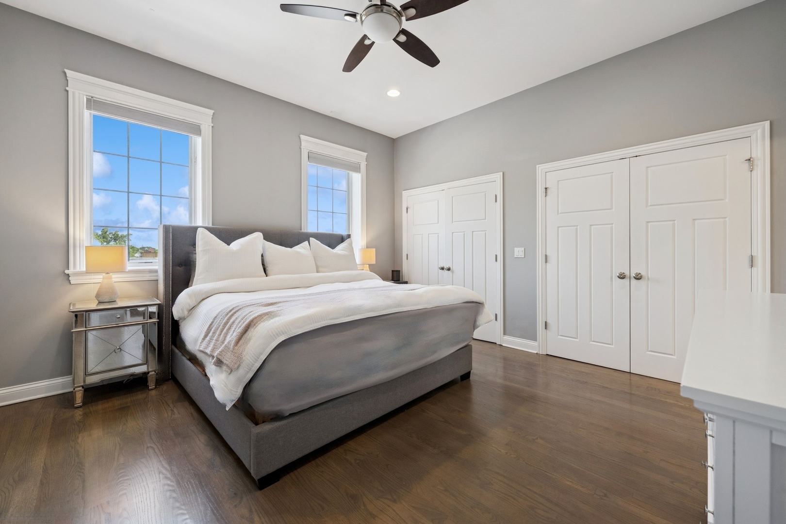 3203 N OAKLEY Avenue Unit: 401