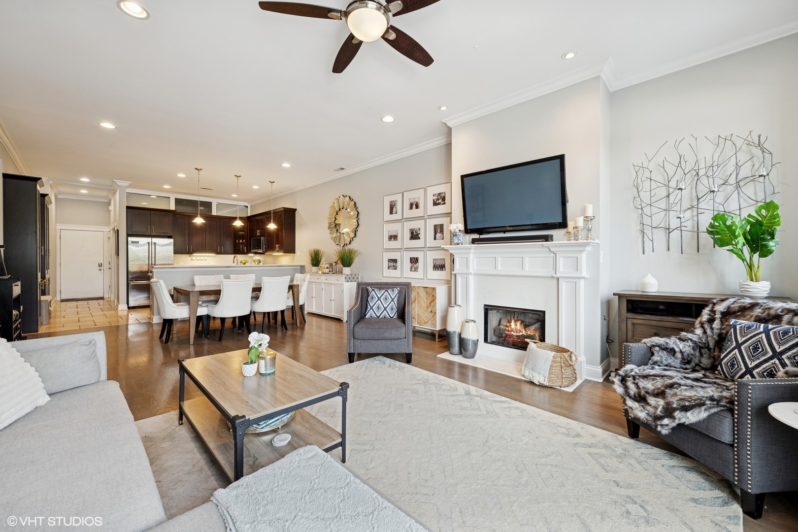 3203 N OAKLEY Avenue Unit: 401