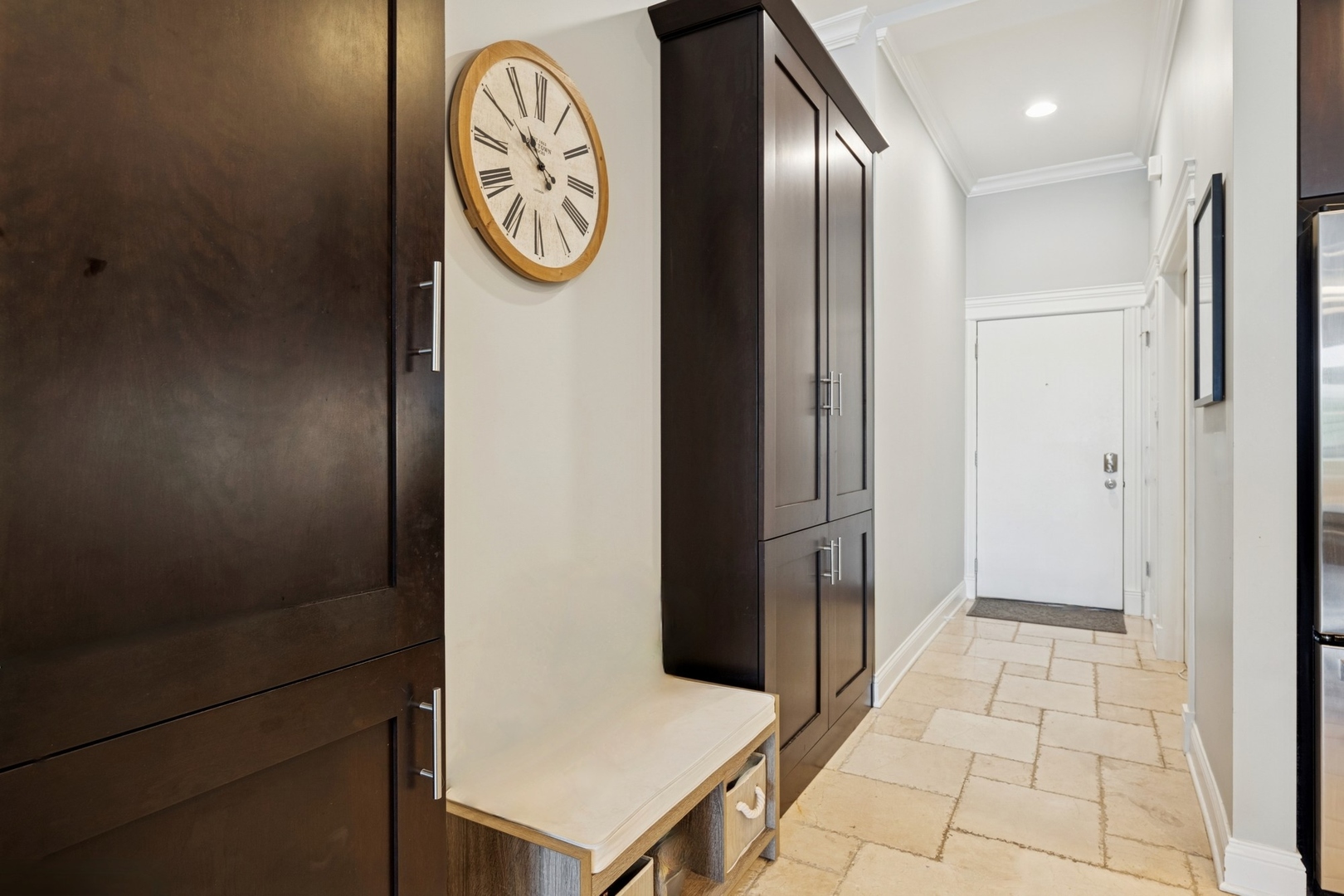 3203 N OAKLEY Avenue Unit: 401