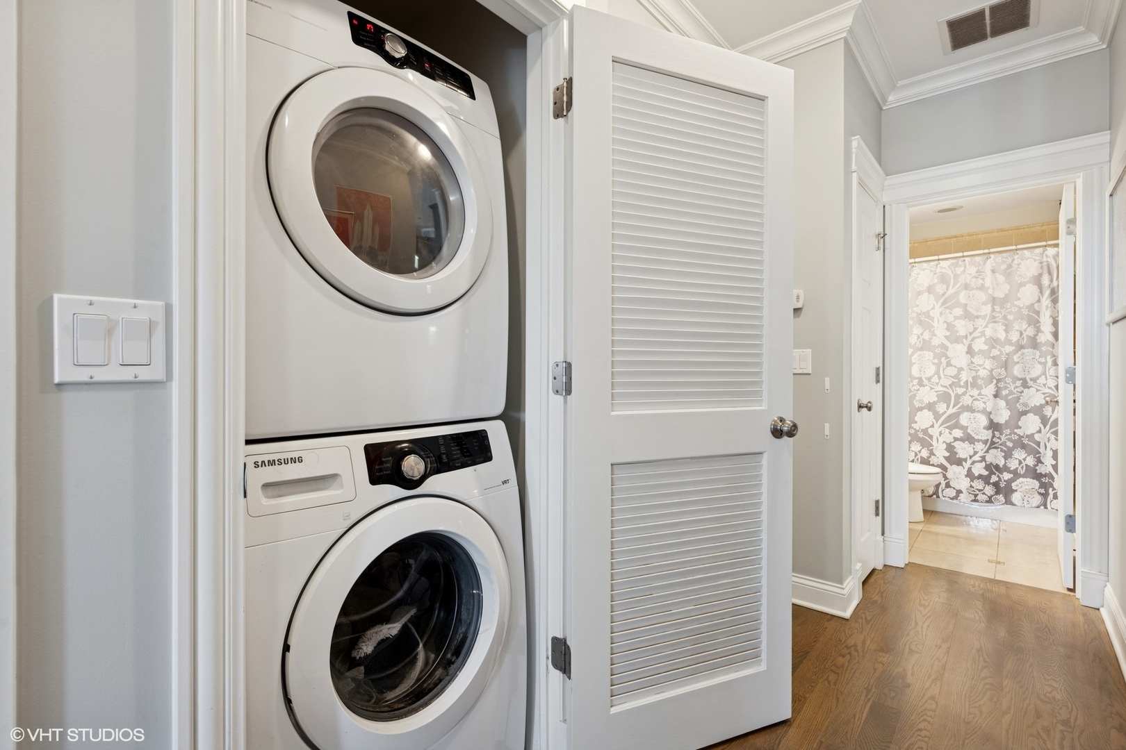 3203 N OAKLEY Avenue Unit: 401