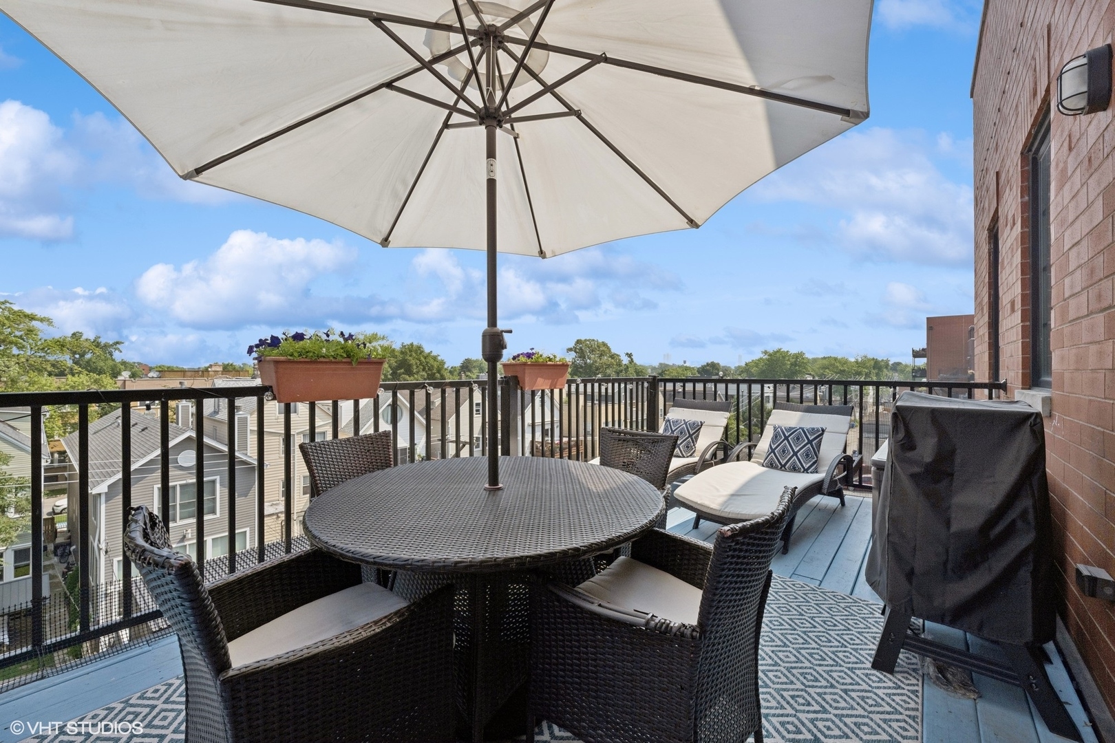 3203 N OAKLEY Avenue Unit: 401