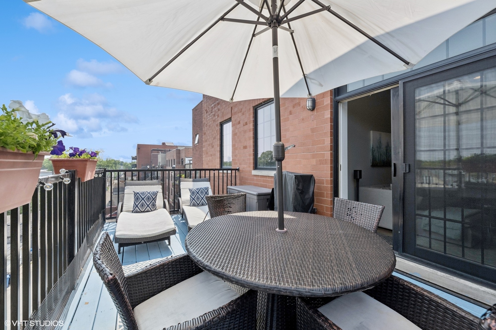 3203 N OAKLEY Avenue Unit: 401