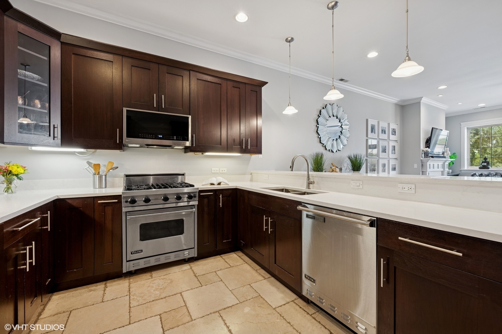 3203 N OAKLEY Avenue Unit: 401