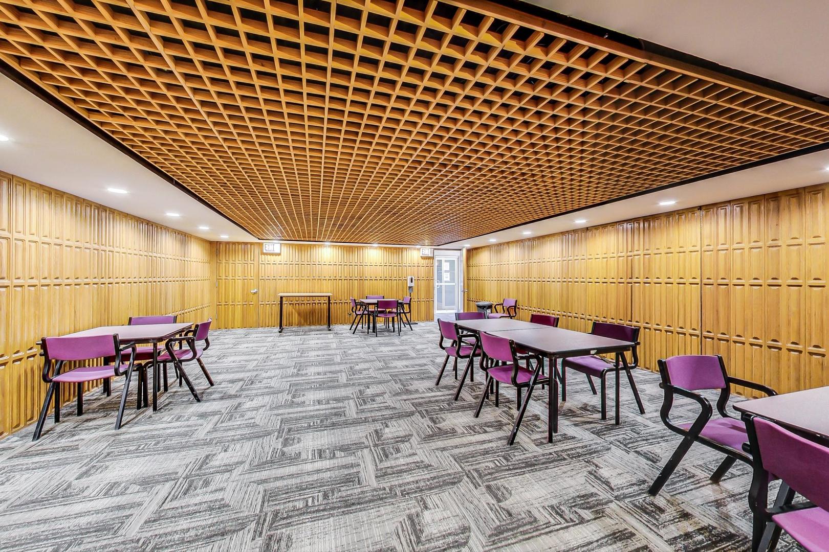 3600 N LAKE SHORE Drive Unit: 2204