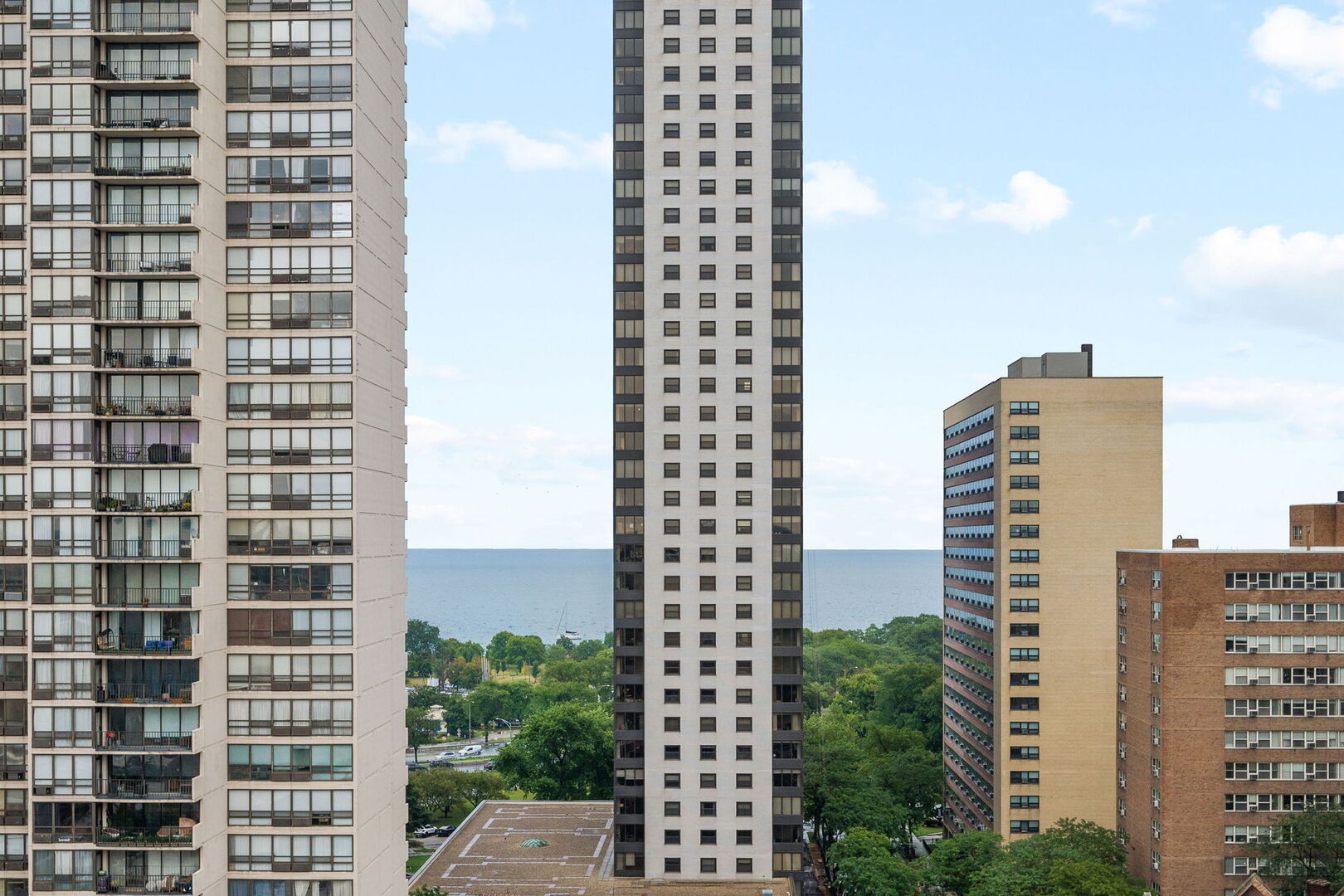 450 W Briar Place Unit: 3J