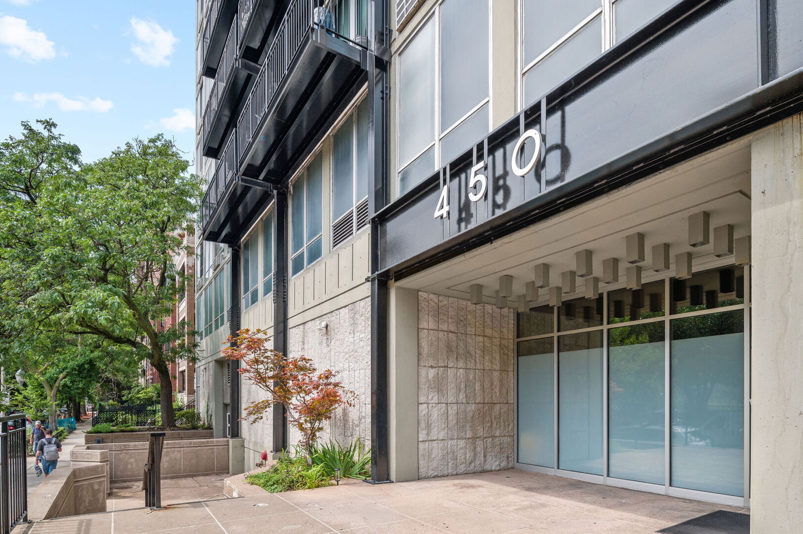 450 W Briar Place Unit: 3J